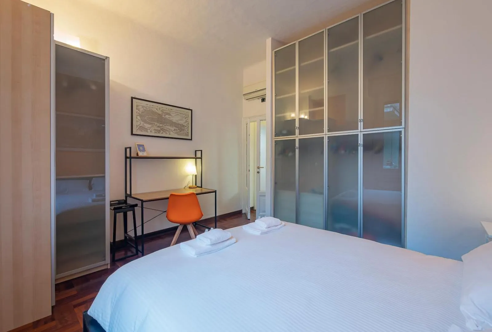 Xenia Apartments - Charming Three-Room Apartment Milan 0*,  Italy