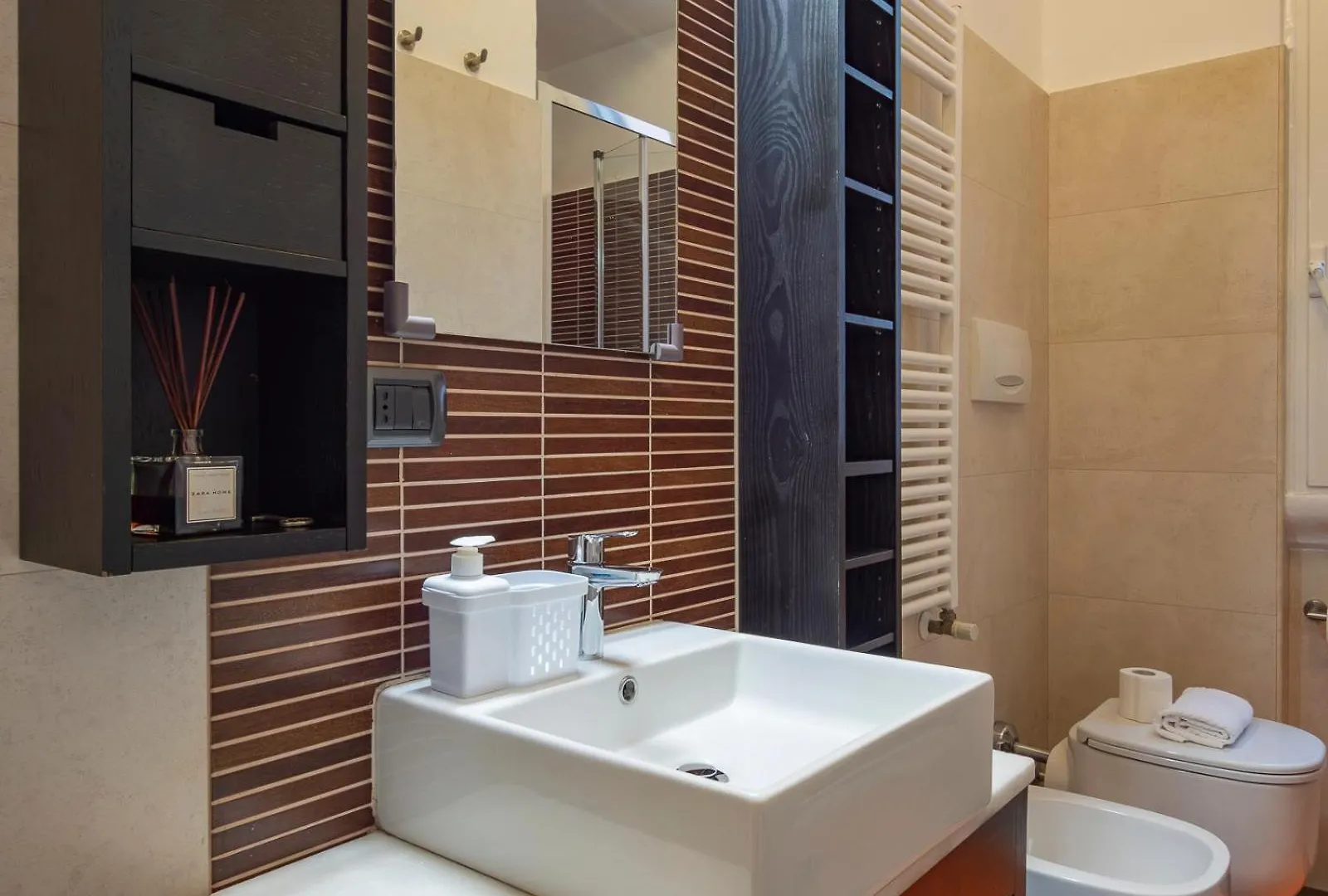 Xenia Apartments - Charming Three-Room Apartment Milan 0*,
