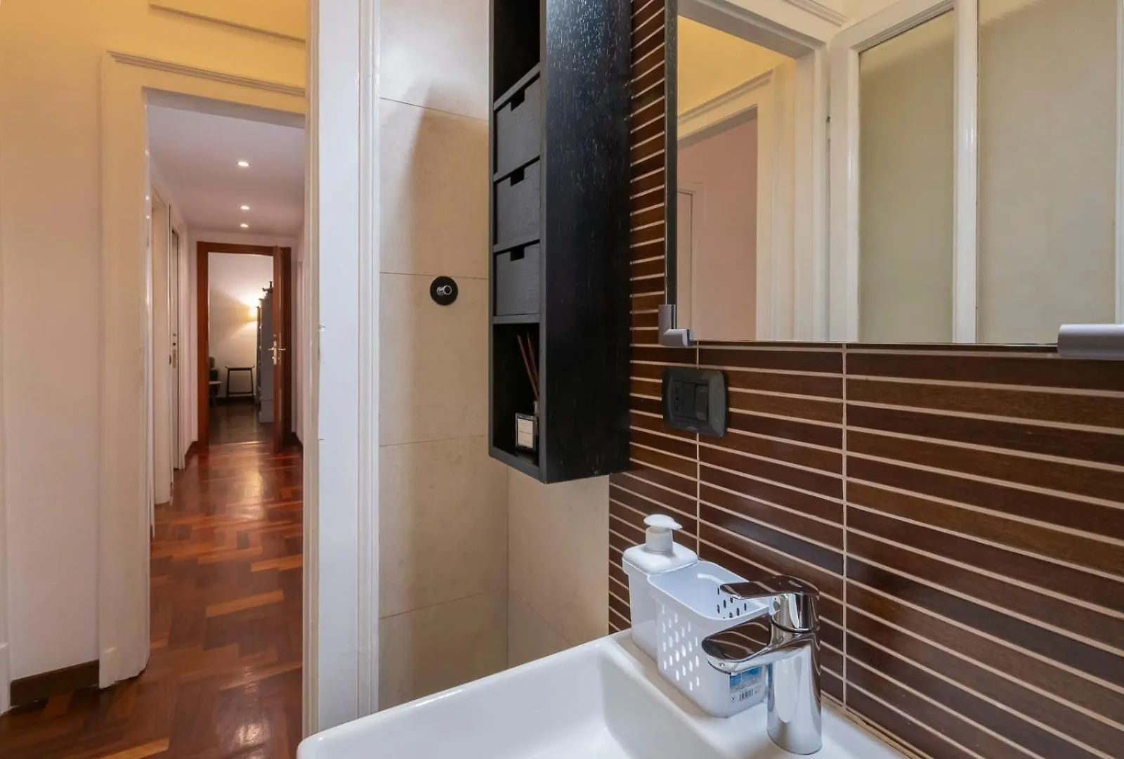 Xenia Apartments - Charming Three-Room Apartment Milan 0*,  Italy